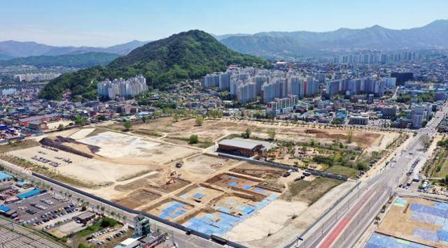 강원 춘천시가 첨단영상산업 단지를 중심으로 한 도시재생혁신지구 지정에 도전하는 캠프페이지 부지. 이 땅은 장기간 오염정화 작업이 진행된 데다, 시장이 바뀔 때마다 개발계획이 변경된 탓에 20년째 허허벌판으로 방치돼 있다. 연합뉴스