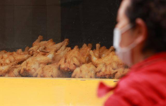 서울 시내 한 전통시장에서 20일 튀긴 닭을 판매하고 있다. 연합뉴스