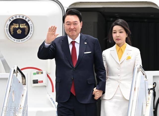 윤석열 전 대통령과 김건희(오른쪽) 여사가 2023년 7월 북대서양조약기구(NATO·나토) 75주년 정상회의 참석에 앞서 미국 하와이 히캄 공군기지에 도착해 전용기에서 내리고 있다. 호놀룰루=왕태석 선임기자