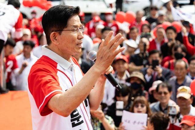 김문수 국민의힘 대통령 후보가 21일 경기 김포시 사우문화체육광장 앞에서 열린 유세에서 시민들에게 지지를 호소하고 있다. 김포=하상윤 기자