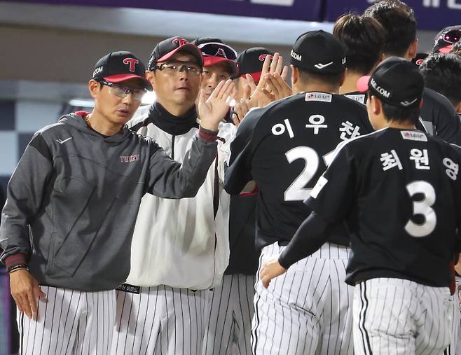 <yonhap photo-5875=""> 잘했어 LG (부산=연합뉴스) 강선배 기자 = 20일 부산 사직야구장에서 열린 프로야구 2025 신한 SOL 뱅크 KBO리그 LG 트윈스와 롯데 자이언츠의 경기에서 LG 염경엽 감독이 승리한 LG 선수들과 하이 파이브 하며 기쁨을 나누고 있다. 2025.5.20 sbkang@yna.co.kr/2025-05-20 22:35:59/ <저작권자 ⓒ 1980-2025 ㈜연합뉴스. 무단 전재 재배포 금지, AI 학습 및 활용 금지></yonhap>