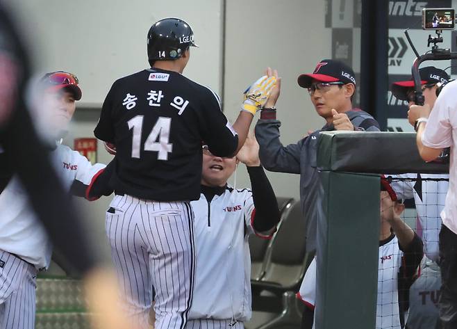 <yonhap photo-4876=""> 송찬의 만루포 (부산=연합뉴스) 강선배 기자 = 20일 부산 사직야구장에서 열린 프로야구 2025 신한 SOL 뱅크 KBO리그 LG 트윈스와 롯데 자이언츠의 경기. LG 송찬의가 2회 초 무사 만루에서 그랜드 슬램을 날리고 홈인한 후 염경엽 감독의 환영을 받고 있다. 2025.5.20 sbkang@yna.co.kr/2025-05-20 19:30:02/ <저작권자 ⓒ 1980-2025 ㈜연합뉴스. 무단 전재 재배포 금지, AI 학습 및 활용 금지></yonhap>