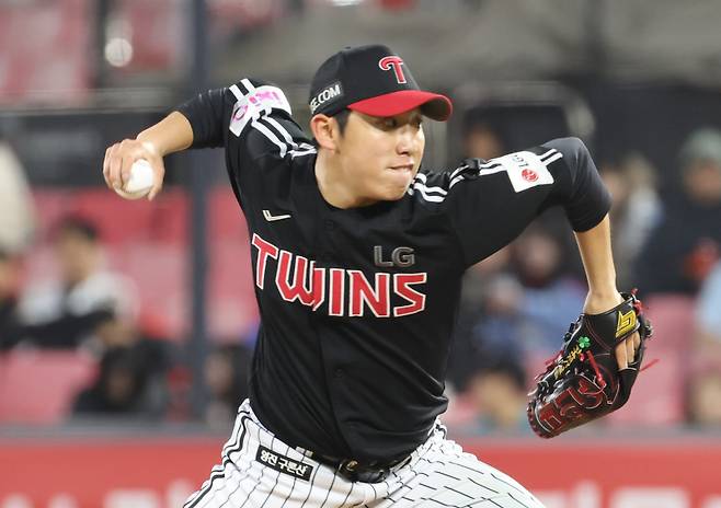 2일 오후 수원 KT위즈파크에서 열린 2025 프로야구 LG 와 KT 경기. LG 투수 박명근이 8회 등판 역투하고 있다. 수원=정시종 기자 capa@edaily.co.kr /2025.04.02.