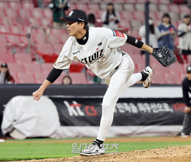 22일 오후 수원 KT위즈파크에서 열린 2025 프로야구 SSG 와 KT 경기.KT 투수 우규민이 9회 등판 역투하고 있다.수원=정시종 기자 capa@edaily.co.kr /2025.04.22.