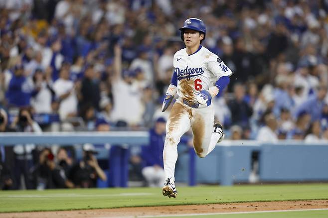 <yonhap photo-4903=""> epa12104742 Los Angeles Dodgers Hyeseong Kim runs to home plate to score off of a single by Los Angeles Dodgers Mookie Betts (not pictured) during the second inning of the Major League Baseball (MLB) game between the Athletics and the Los Angeles Dodgers at Dodger Stadium in Los Angeles, California, USA, 15 May 2025. EPA/CAROLINE BREHMAN/2025-05-16 14:30:46/ <저작권자 ⓒ 1980-2025 ㈜연합뉴스. 무단 전재 재배포 금지, AI 학습 및 활용 금지></yonhap>