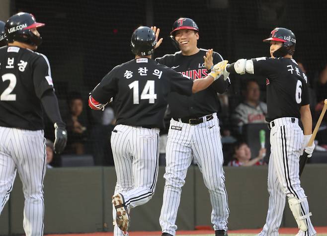 <yonhap photo-4875=""> 만루홈런치고 축하받는 LG 송찬의 (부산=연합뉴스) 강선배 기자 = 20일 부산 사직야구장에서 열린 프로야구 2025 신한 SOL 뱅크 KBO리그 LG 트윈스와 롯데 자이언츠의 경기. 2회 초 무사 만루에서 LG 송찬의가 좌측 펜스를 넘어가는 만루홈런을 치고 동료들의 축하를 받고 있다. 2025.5.20 sbkang@yna.co.kr/2025-05-20 19:30:00/ <저작권자 ⓒ 1980-2025 ㈜연합뉴스. 무단 전재 재배포 금지, AI 학습 및 활용 금지></yonhap>