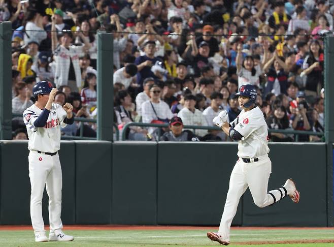 <yonhap photo-4942=""> 롯데 손호영 추격의 2점포 (부산=연합뉴스) 강선배 기자 = 20일 부산 사직야구장에서 열린 프로야구 2025 신한 SOL 뱅크 KBO리그 LG 트윈스와 롯데 자이언츠의 경기. 3회 말 1사 1루에서 롯데 손호영이 좌측 펜스를 넘어가는 2점 홈런을 치고 3루 베이스를 돌고 있다. 2025.5.20 sbkang@yna.co.kr/2025-05-20 19:45:43/ <저작권자 ⓒ 1980-2025 ㈜연합뉴스. 무단 전재 재배포 금지, AI 학습 및 활용 금지></yonhap>