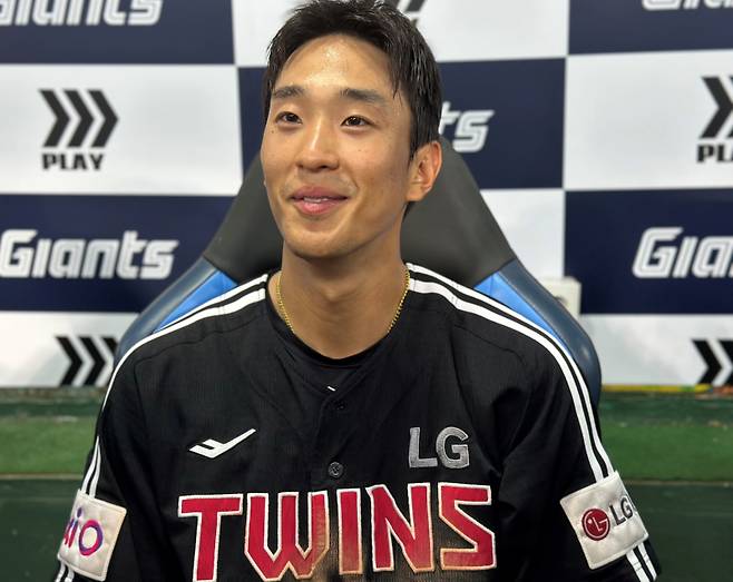 LG 송찬의가 20일 사직 롯데전 종료 후 인터뷰를 하고 있다. 부산=이형석 기자