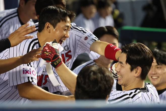 LG 홍창기가 13일 잠실 키움전 홈런을 쏘아올린 뒤 동료들의 축하를 받고 있다. 구단 제공