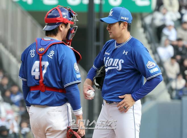 30일 오후 잠실야구장에서 열린 2025 프로야구 삼성과 두산 경기. 삼성 투수 임창민이 8회 등판 이유찬 타석때 마운드를 방문한 포수 강민호와 얘기 나누고있다. 잠실=정시종 기자 capa@edaily.co.kr /2025.03.30.