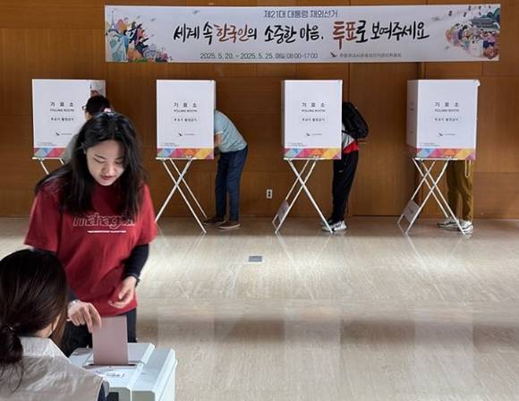 제21대 대통령 선거 재외투표 첫날인 지난 20일, 중국 베이징 주중 한국대사관에 설치된 재외투표소에서 유권자가 투표함에 투표용지를 넣고 있다. [사진=연합뉴스]