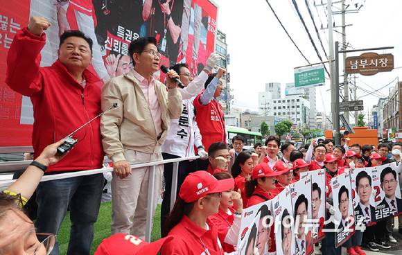 김문수 국민의힘 대선후보가 20일 오후 서울 강서구 남부골목시장 입구에 마련된 유세차량에 올라 연설을 하고 있다. [사진=곽영래 기자]