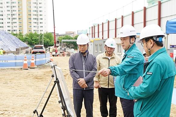 방세환 광주시장이 시 주요 사업 현장을 찾아 추진 계획을 살펴보고 있다. [사진=광주시]