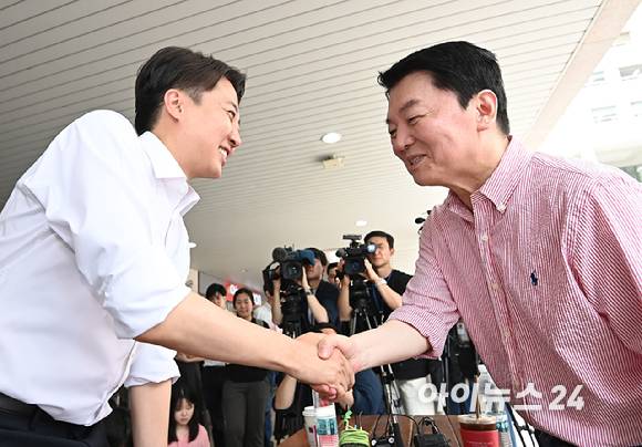 이준석 개혁신당 대선 후보가 21일 경기 성남시 가천대학교에서 안철수 국민의힘 공동선거대책위원장과 회동에 앞서 악수를 하고 있다. [사진=곽영래 기자]