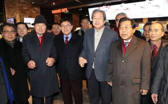 지난 2018년 당시 김무성(앞줄 오른쪽 세 번째) 자유한국당 의원과 김덕룡(앞줄 왼쪽 세 번째) 민주화추진협의회(민추협) 이사장이 서울 영등포구 여의도의 한 영화관에서 영화 '1987' 관람에 앞서 기념촬영하고 있다. [사진=연합뉴스]