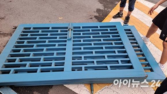 청주시 서원구 한 고등학교의 쓰러진 철문. [사진=아이뉴스24 DB]