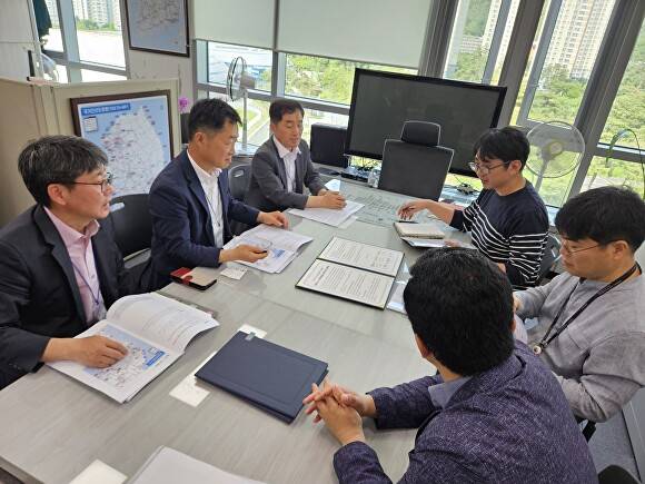 지난 20일 최진회 경남 의령부군수를 비롯한 군 관계자들이 국토교통부를 방문해 사업 설명을 하고 있다. [사진=경남 의령군]