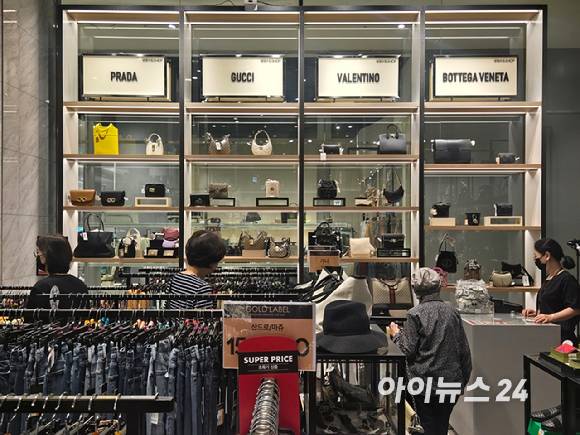 21일 이랜드 NC PICKS 송파점의 명품 브랜드 코너. [사진=박은경 기자]