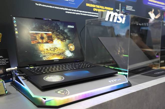 MSI 타이탄 18 HX 드래곤 에디션 노스 미스와 젠슨 황 엔비디아 CEO가 서명한 MSI 크로스헤어 18 HX AI가 함께 전시됐다. / 출처=IT동아