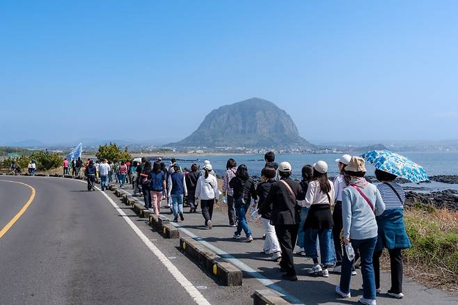 무장애 올레길 걷기. (제주관광공사 제공)