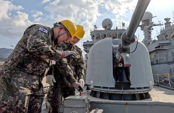 지난 3월 해군 예비역 함정 전시 재취역 훈련에서 해군 예비군들이 투묘 및 양묘 훈련을 하고 있다. 해군