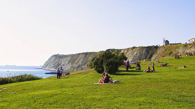 우리가 가장 좋아했던 아리구나가 해변. 푸른 잔디밭이 깔려 있어 낮잠을 자거나 조용히 휴식을 취할 수 있었다.