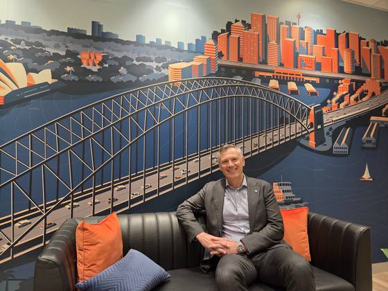 호주 시드니 중심가에 위치한 글로벌엑스 호주 본사에서 알렉스 자이카 (Alex Zaika) CEO를 만나 글로벌 자산시장에 대한 전망을 물었다. 본사 로비 벽면이 시드니를 상징하는 오페라하우스와 하버브리지 등의 이미지로 장식돼 있다. 시드니=김경진 기자