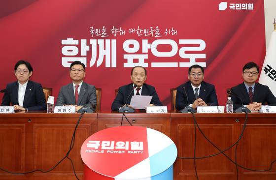 황우여 국민의힘 대선·경선 선관위원장이 16일 오전 서울 여의도 국회에서 선거관리위원회의를 마치고 총 8명의 제1차 경선 진출자를 발표하고 있다. 김문수 전 고용노동부 장관, 나경원 의원, 안철수 의원, 양향자 전 의원, 유정복 인천시장, 이철우 경북지사, 한동훈 전 대표, 홍준표 전 대구시장(가나다순)이 당 경선에 진출하게 됐다. 뉴스1