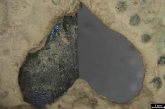 경주 황남동 120-2호 무덤에서 출토된 금동관을 보존 처리하는 과정에서 비단벌레 날개 장식이 확인했다. 거꾸로 된 하트 모양 중 왼쪽이 비단벌레 날개 장식이 붙어 있는 부분이고 오른쪽은 떨어져나가 구멍 상태다. 사진 국가유산청