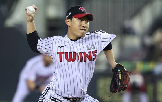 (서울=뉴스1) 김도우 기자 = 15일 서울 송파구 잠실야구장에서 열린 프로야구 '2025 신한 SOL 뱅크 KBO리그' 삼성 라이온즈와 LG 트윈스의 경기, 8회초 등판한 LG 박명근이 역투하고 있다. 2025.4.15/뉴스1