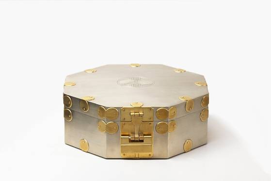 백동 선각 희자문 팔각함(白銅 線刻 囍字文 八角函), 2024, 백동과 황동,24.6 x 24.6 x 9(h) cm [사진 박여숙화랑]