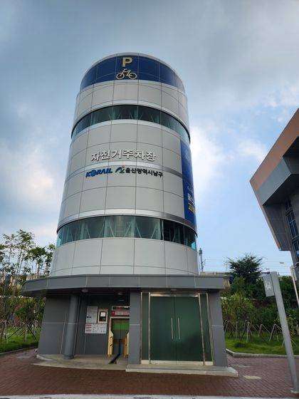 울산 태화강역 자전거 주차타워. 김윤호 기자