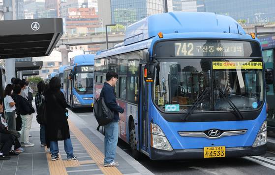 지난 12일 서울 중구 서울역버스환승센터에서 시민들이 버스를 이용하고 있다.[뉴스1]