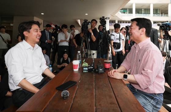 21일 오후 이준석 개혁신당 대통령 후보와 안철수 국민의힘 의원이 경기 성남시 가천대학교 글로벌캠퍼스에서 만나 이야기를 나누고 있다. 김정훈 기자