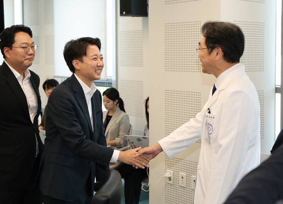 21일 오후 이준석 개혁신당 대선 후보가 경기 성남의료원에서 열린 간담회에 참석해 한호성 성남의료원장과 악수하고 있다. 김정훈 기자.