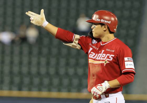 적시타를 터뜨린 뒤 환호하는 SSG 정준재.