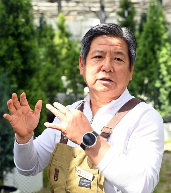 ▲ 윤석열 전 대통령 고교 선배인 김영식 예비역 대장이 최근 춘천 남산면 마인바움 카페에서 본지와 인터뷰를 하고 있다.   방도겸 기자