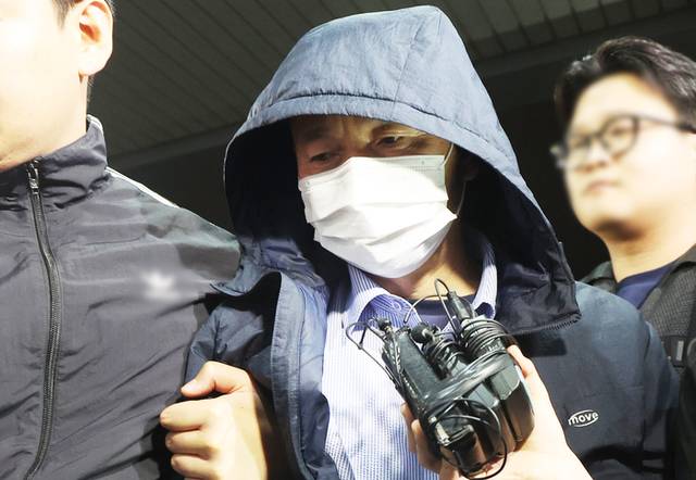 ▲ 시흥 흉기사건의 용의자인 차철남이 지난 19일 경찰에 긴급체포돼 경기 시흥경찰서로 압송되고 있다.  연합뉴스