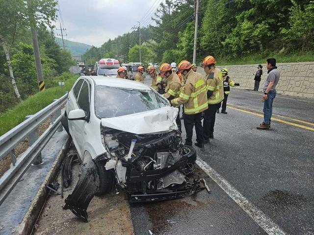 ▲ 21일 오전 11시 40분쯤 태백시 황지동 백두대간로 인근에서 트럭과 승용차가 부딪혀 20대 운전자가 복부에 부상을 입고 병원으로 이송됐다. 강원소방본부 제공