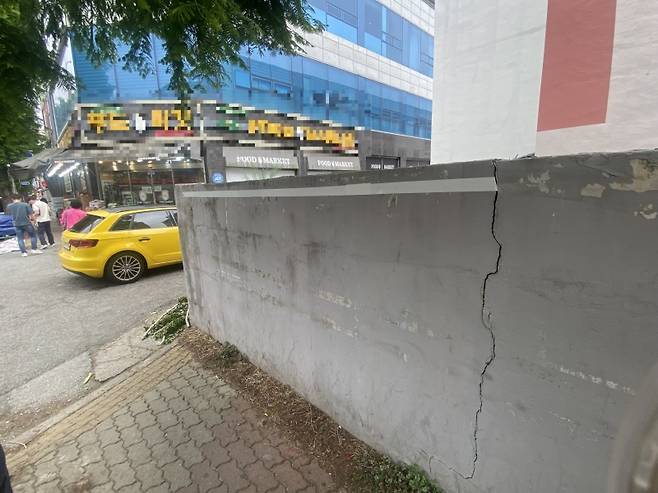 ▲지난 15일 아파트 단지 외벽에 붙어있던 대선 벽보가 훼손된 현장 [광주경찰청]