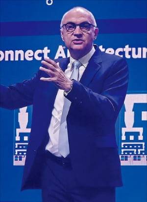 루크 반 덴 호브  imec 회장 겸 CEO