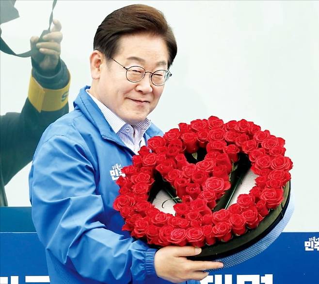 < 李, 장미꽃 투표 마크 들고 > 이재명 더불어민주당 대선 후보가 20일 경기 고양 일산문화광장 유세 현장에서 장미꽃으로 만든 투표 도장 마크를 들어 보이고 있다.   강은구 기자