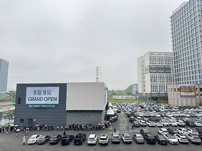 ’동탄 포레파크 자연& 푸르지오’ 모델하우스 입장을 위해 줄을 선 예비 청약자들. 사진=대우건설
