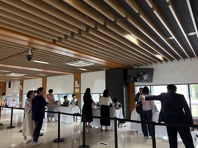 제21대 대통령 선거 재외국민 투표가 시작된 20일 중국 베이징에 있는 주중한국대사관 투표소에서 교민들이 투표를 기다리고 있다. 베이징=김은정 특파원