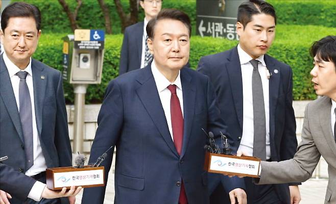 ‘12·3 비상계엄’ 사태와 관련해 내란 우두머리 혐의 등으로 기소된 윤석열 전 대통령이 12일 서울중앙지방법원에서 열린 3차 공판을 마친 뒤 법원을 나서고 있다.  사진공동취재단