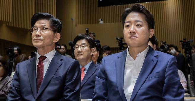 국민의힘 김문수 대선후보(왼쪽)와 개혁신당 이준석 대선후보가 지난 19일 서울 중구 서울시청에서 열린 '약자와 동행하는 서울 토론회'에 참석해 나란히 앉아 있다. /사진=연합뉴스