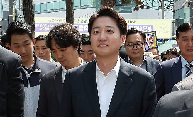 이준석 개혁신당 대통령 후보가 21일 오후 경기 성남의료원에서 시민단체 회원들의 항의를 받으며 들어서고 있다. /사진=뉴스1