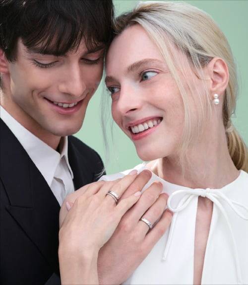 모델들이 엠디루사의 웨딩링 제품을 착용하고 있다. /엠디루사 제공