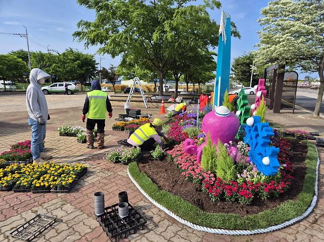 화성특례시는 제15회 뱃놀이 축제를 앞두고 서신면 전곡리 일원에서 지역 주민들과 함께하는 환경 정화 활동을 펼쳤다고 21일 밝혔다.화성특례시 제공