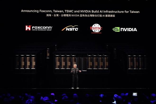 젠슨 황 엔비디아 최고경영자(CEO)가 지난 19일 대만 타이페이에서 열린 '컴퓨텍스 2025' 기조연설에서 대만 내 AI 인프라 구축 계획을 발표하고 있다.EPA